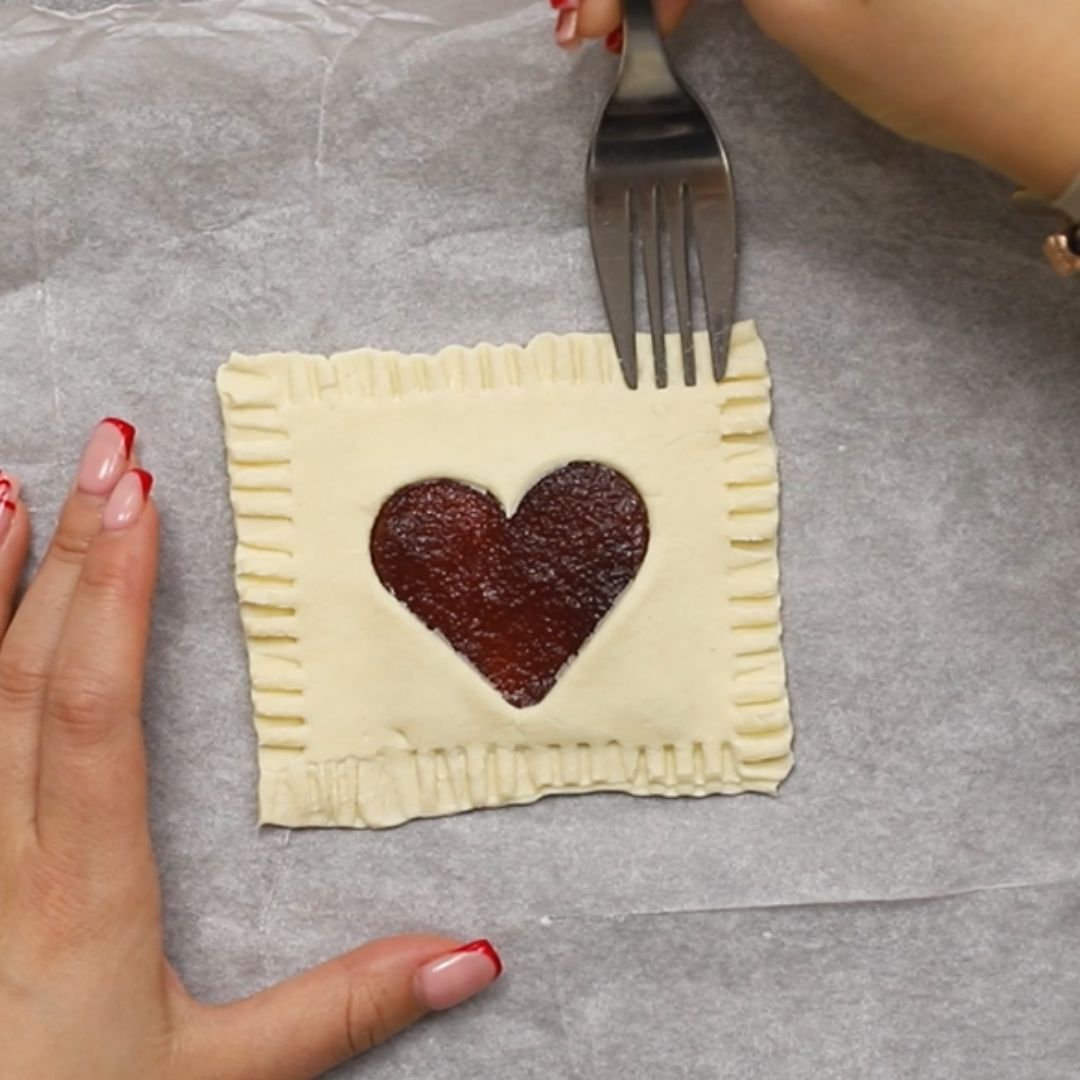 On each cookie, I make a ruffle with a fork.