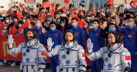 Chiny wysłały astronautów na swoją stację. Wśród nich jest cywil