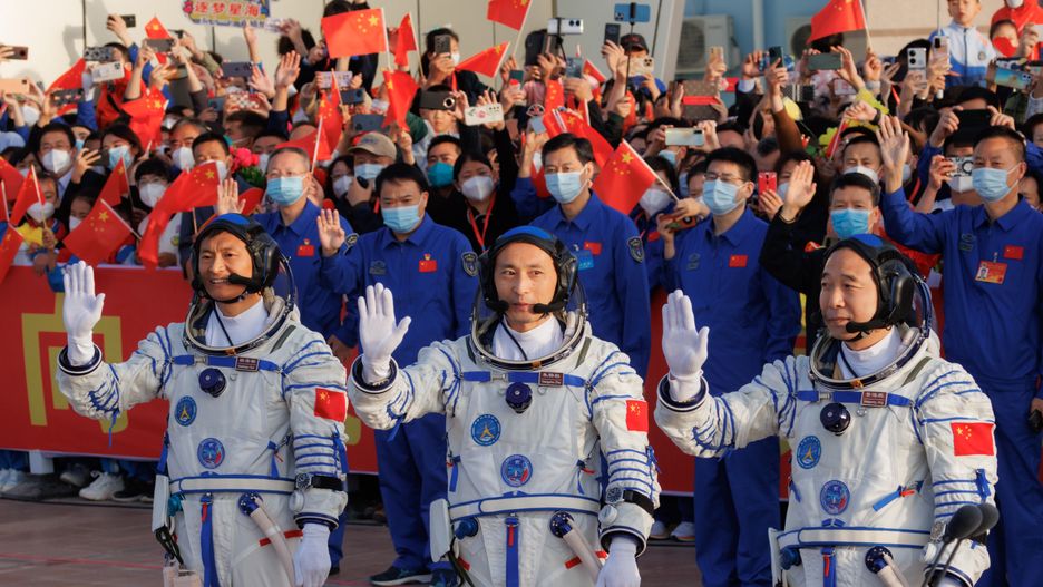 epaselect epa10662661 (L-R) Payload expert Gui Haichao, space flight engineer Zhu Yangzhu, and commander Jing Haipeng wave during the seeing-off ceremony before boarding for the launch of the Long March-2F carrier rocket with a Shenzhou-16 manned space flight at the Jiuquan Satellite Launch Centre, in Jiuquan, Gansu province, China, 30 May 2023. The Shenzhou-16 manned space flight mission will transport three Chinese astronauts to the Tiangong space station. EPA/ALEX PLAVEVSKI Dostawca: PAP/EPA.