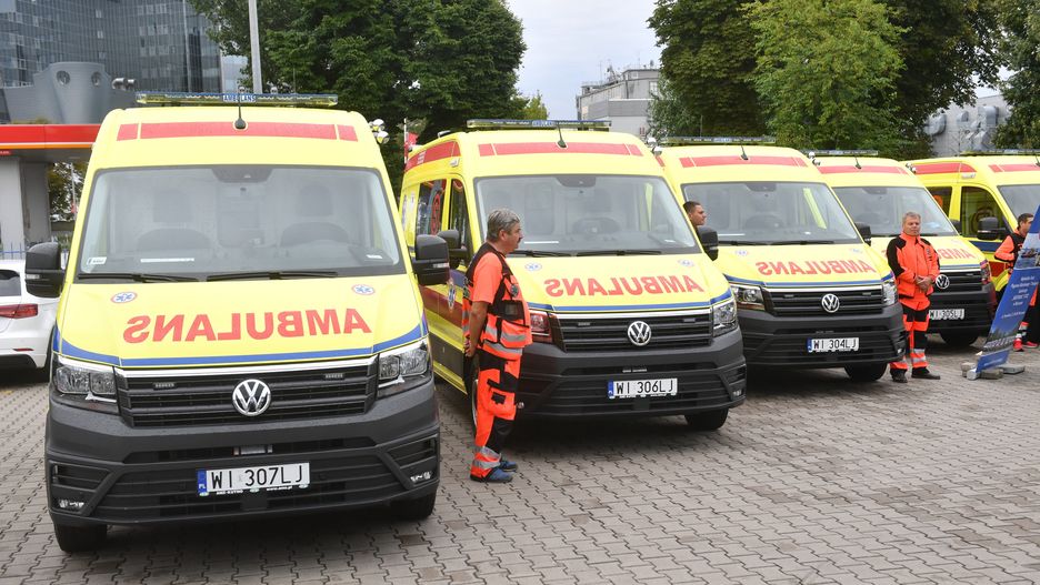 Warszawa. Uroczyste przekazanie do stołecznego Meditransu 10 specjalistycznych i w pełni wyposażonych ambulansów w siedzibie Meditrans w Warszawie