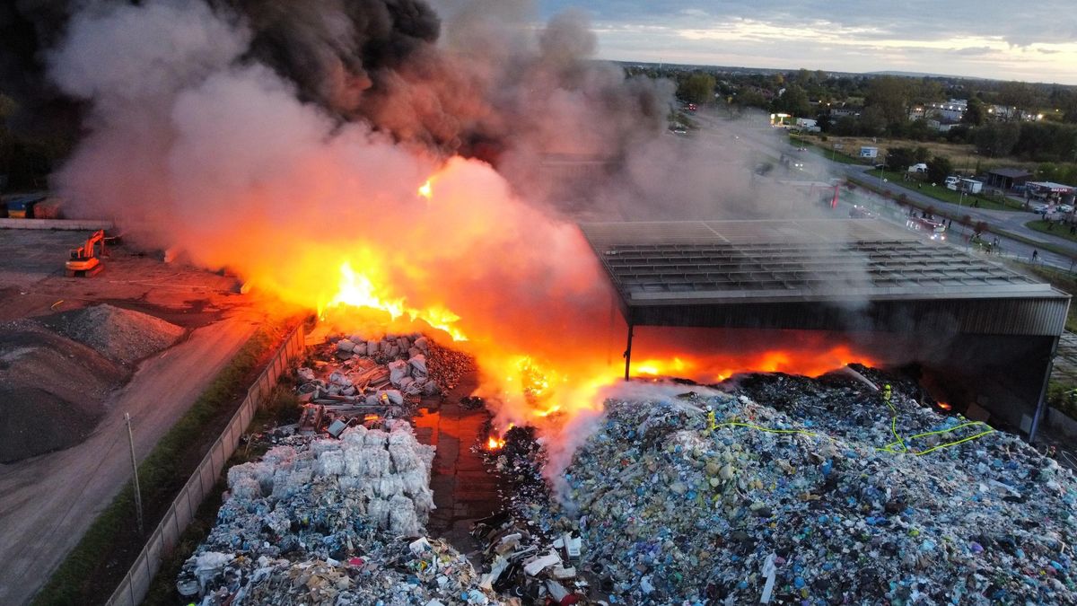 pożar, składowisko, śmieci Czarny, gęsty dym nad Piotrkowem Trybunalskim. Alert RCB