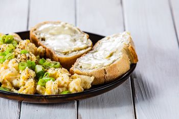 Zapomnij o suchej jajecznicy! Jej francuska wersja jest puszysta, maślana – po prostu perfekcyjna