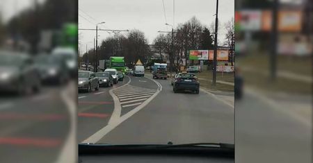 Opel uderzył w bok volvo. Kobieta nie zachowała ostrożności