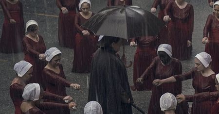 Strajk kobiet ws. wyroku TK. Nina Kiri, aktorka z serialu "Opowieść Podręcznej" wsparła protestujące