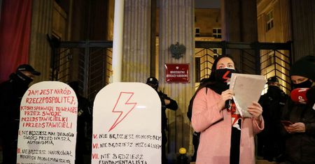 Strajk Kobiet. Protest przed Ministerstwem Edukacji. Przynieśli "tablice wstydu i hańby"