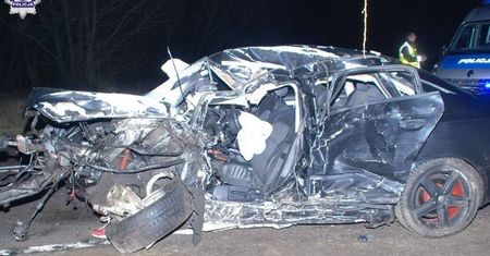 Stracił panowanie na łuku drogi i uderzył w drzewo. Młody kierowca nie żyje