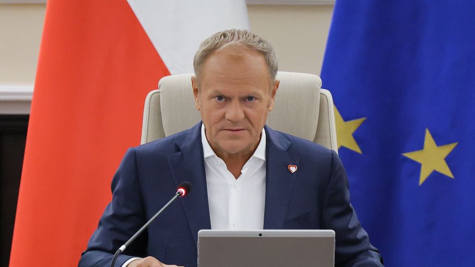Warszawa, 03.06.2025. Premier Donald Tusk na posiedzeniu rządu w siedzibie KPRM w Warszawie, 3 bm. Ministrowie mają zająć się m.in. projektem nowelizacji ustawy o ubezpieczeniach przewidującym przyznanie zakładom ubezpieczeń uprawnień do weryfikacji zastrzeżenia numeru PESEL przed zawarciem umów ubezpieczenia OC komunikacyjnego. W harmonogramie jest również projekt nowelizacji Prawa konsularnego, który wprowadza unowocześniony format unijnego tymczasowego dokumentu podróży. (ad) PAP/Paweł Supernak