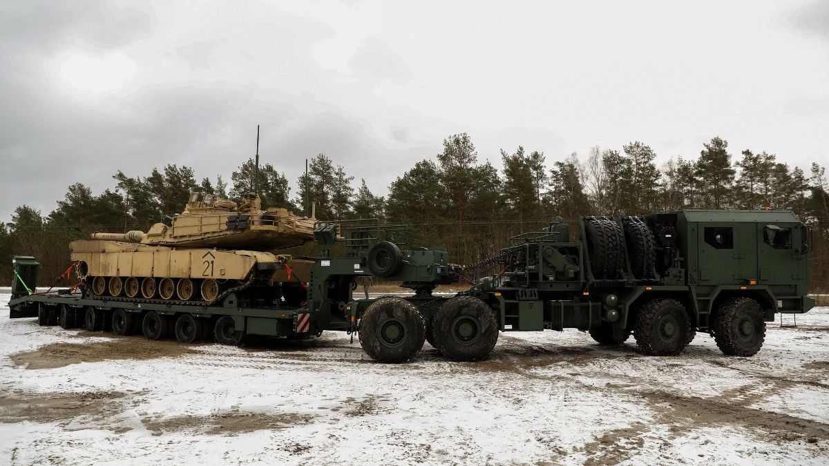 Ciężarówki mogą służyć do transportu uszkodzonych  czołgów z terenu działań militarnych