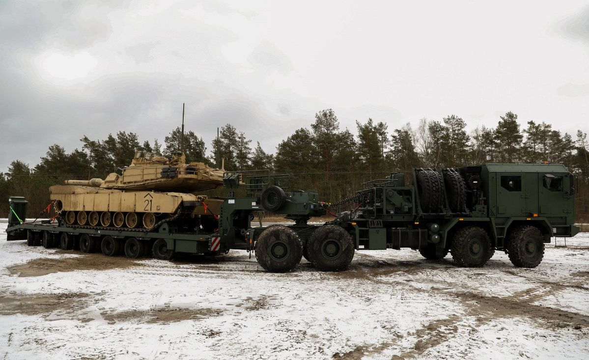 Ciężarówki mogą służyć do transportu uszkodzonych  czołgów z terenu działań militarnych