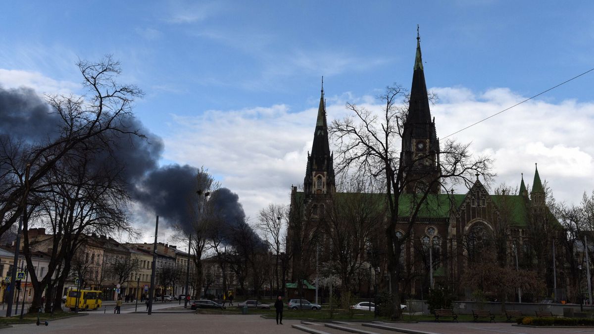 Wojna na Ukrainie - atak rakietowy na Lw�wDark smoke rise following an air strike in the western Ukrainian city of Lviv, on April 18, 2022. - A series of "powerful" Russian strikes on military infrastructure in Lviv on April 18, 2022, left several dead and ignited blazes in the west Ukraine city that has been spared fierce fighting. (Photo by Yuriy Dyachyshyn / AFP)YURIY DYACHYSHYN