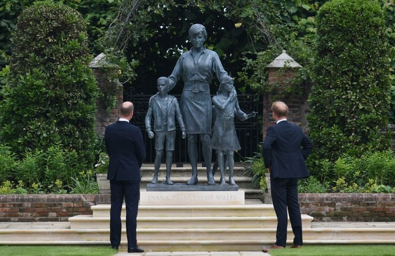 Książę William i Harry odsłaniają pomnik księżnej Diany