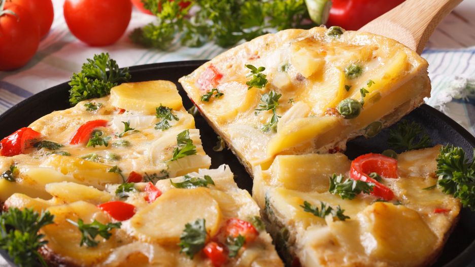 Omlet hiszpański z ziemniakami i chorizo. Prosty przepis na kolację