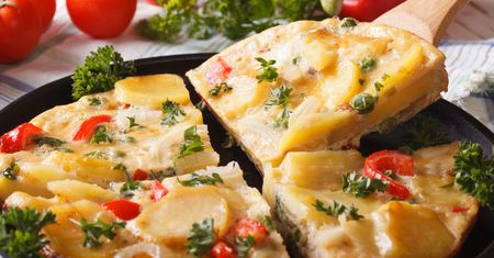 Omlet hiszpański z ziemniakami i chorizo. Prosty przepis na kolację