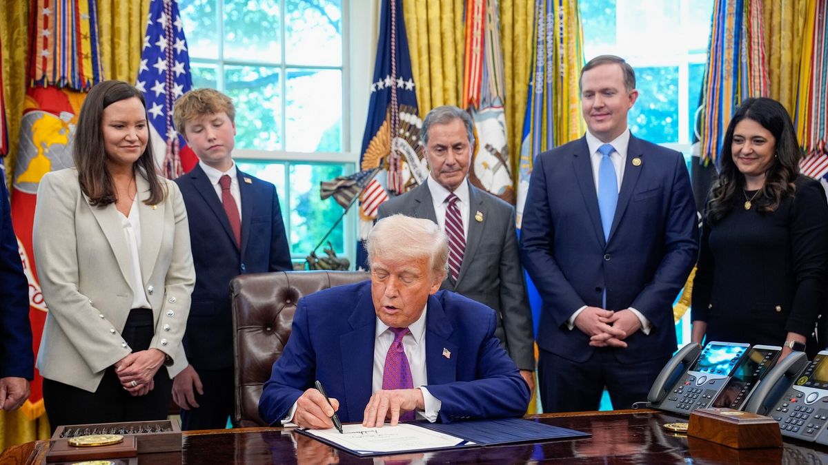 US President Trump Signs Executive Orders in the Oval Office
epa12087762 US President Donald Trump (C) signs executive orders and speaks to reporters in the Oval Office of the White House in Washington, DC, USA, 09 May 2025.  EPA/Yuri Gripas / POOL 
Dostawca: PAP/EPA.
Yuri Gripas / POOL
Oval Office, White House, executive orders