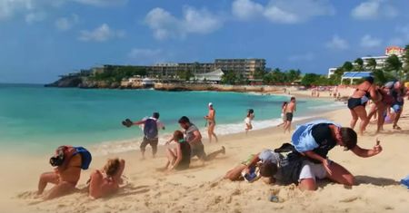 Turystów zdmuchnęło z plaży. Niewiarygodne obrazy z Karaibów