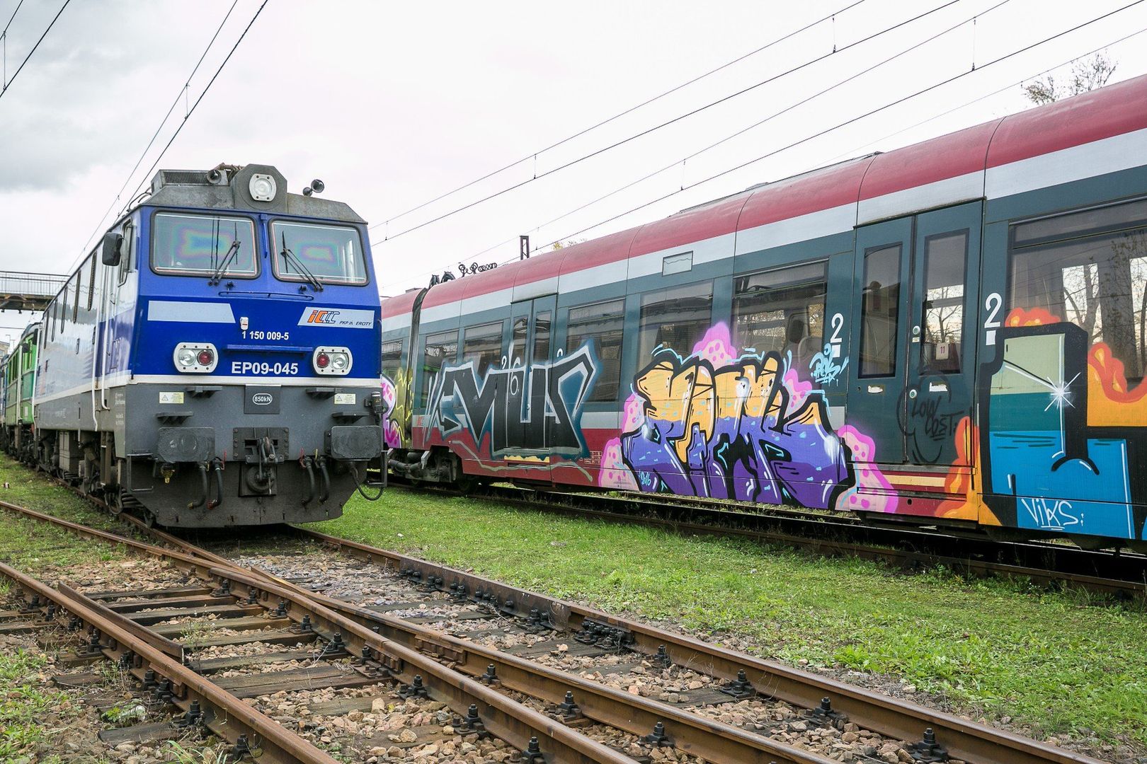 Graffiti na składach wożących pasażerów to nic nowego, ale tym razem wandale zrobili to na oczach pasażerów, gdy pociąg oczekiwał na odjazd ze stacji. Zdjęcie ilustracyjne.