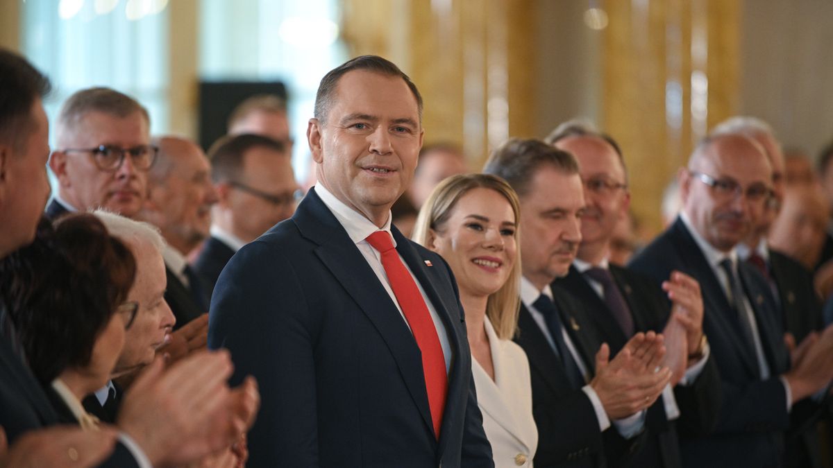 Warszawa, 11.06.2025. Prezydent elekt Karol Nawrocki (C) i jego żona Marta Nawrocka (C-P) podczas uroczystości wręczenia mu uchwały PKW ws. stwierdzenia wyniku wyborów prezydenckich, 11 bm. na Zamku Królewskim w Warszawie. W drugiej turze wyborów prezydenckich zwycięzcą został popierany przez PiS Karol Nawrocki, uzyskując 50,89 proc. głosów. Kandydat KO Rafał Trzaskowski zdobył 49,11 proc. poparcia. (mr) PAP/Marcin Obara