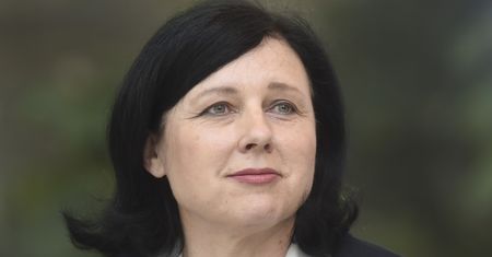 Komisja Europejska wytacza "ciężkie działo". Oberwie się rządowi Morawieckiego i Orbana?