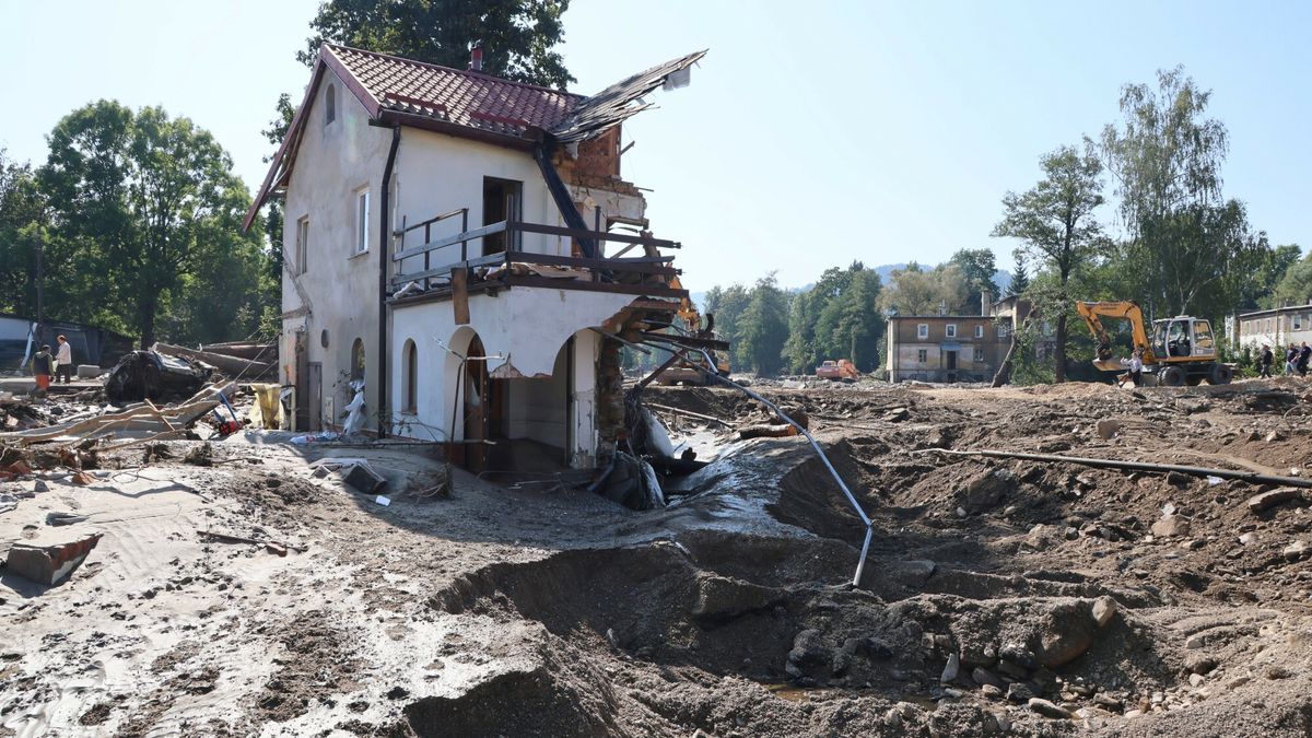 Miasta po przej?ciu fali powodziowej
Fot. Wojciech Olkusnik/East News, 18.09.2024. Stronie Slaskie. Woj. dolnoslaskie. Sytuacja powodziowa w regionie. Miejscowosc Stronie Slaskie po przejsciu powodzi.
Wojciech Olkusnik