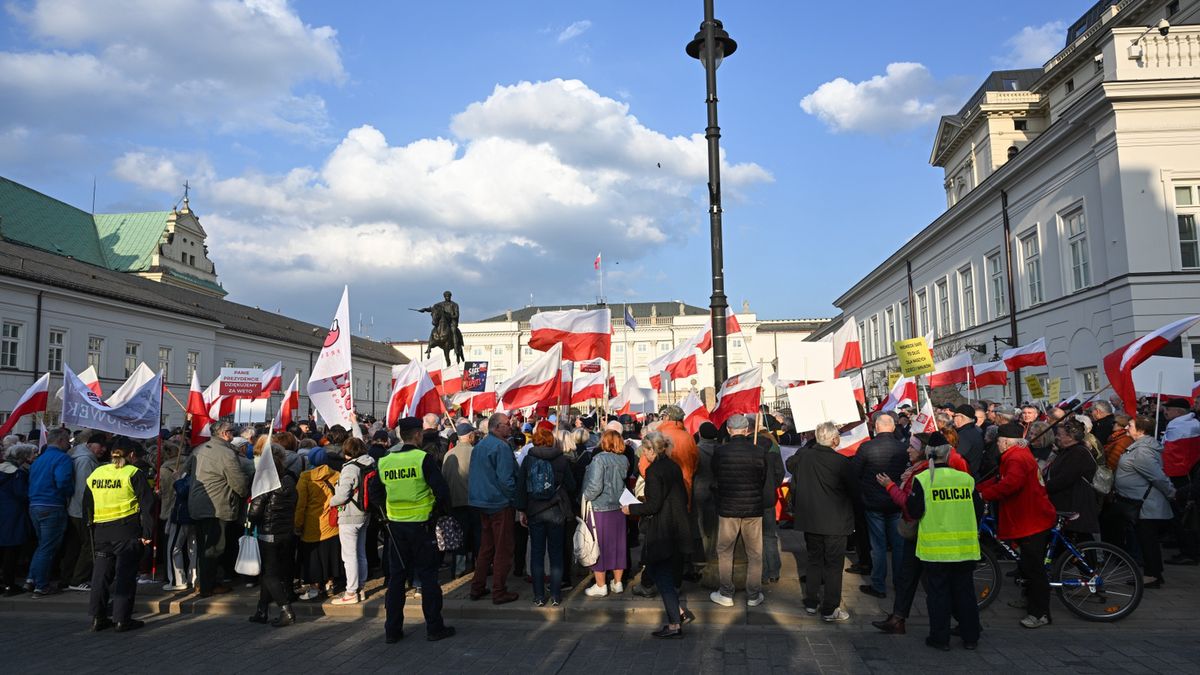 Pikieta przed Pałacem Prezydenckim. "Chrońmy pana prezydenta"