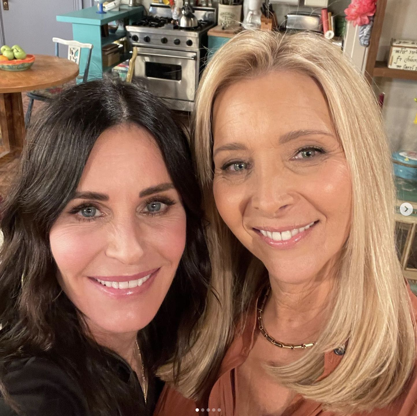 Lisa Kurdow i Courteney Cox