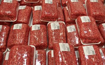 Zmielone kości i pazury w składzie. Omijaj szerokim łukiem w sklepie