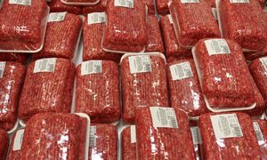 W składzie zmielone pazury i kości. Polacy nadal się zajadają