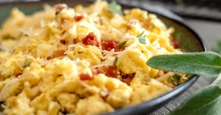 Jajecznicę smażę na nietypowym dodatku. Ma bardziej wyrazisty smak, ale wychodzi delikatna