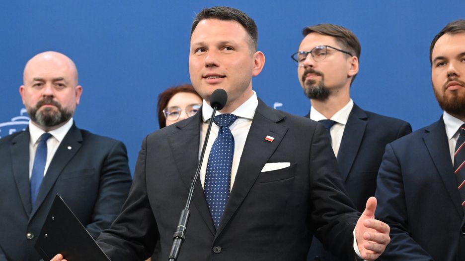 S�awomir Mentzen
Warszawa, 20.05.2025. Wybory prezydenta RP - kampania przed II tur�. Pose� Konfederacji S�awomir Mentzen (C) podczas konferencji prasowej w Sejmie w Warszawie, 20 bm. S�awomir Mentzen zaprosi� kandydata KO na prezydenta Rafa�a Trzaskowskiego i popieranego przez PiS Karola Nawrockiego na rozmow� oraz zaapelowa� o podpisanie deklaracji programowej, zgodnej z oczekiwaniami jego wyborc�w. (amb) PAP/Radek Pietruszka
Radek Pietruszka
Konfederacja, polityk polityka, Polityka, poparcie w II turze wybor�w, posiedzenie, Posiedzenie Sejmu, Sejm, Sejm RP, 2 2. II druga tura