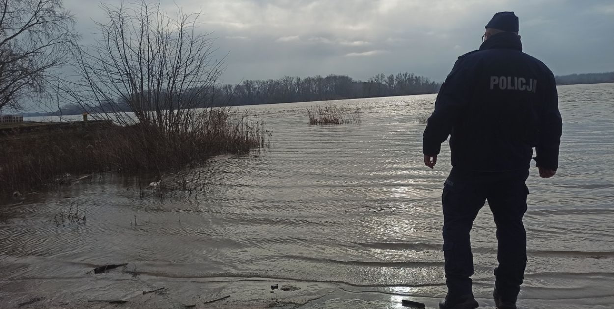 Płoccy policjanci kontrolują sytuację w rejonie Wisły [Zdjęcia]