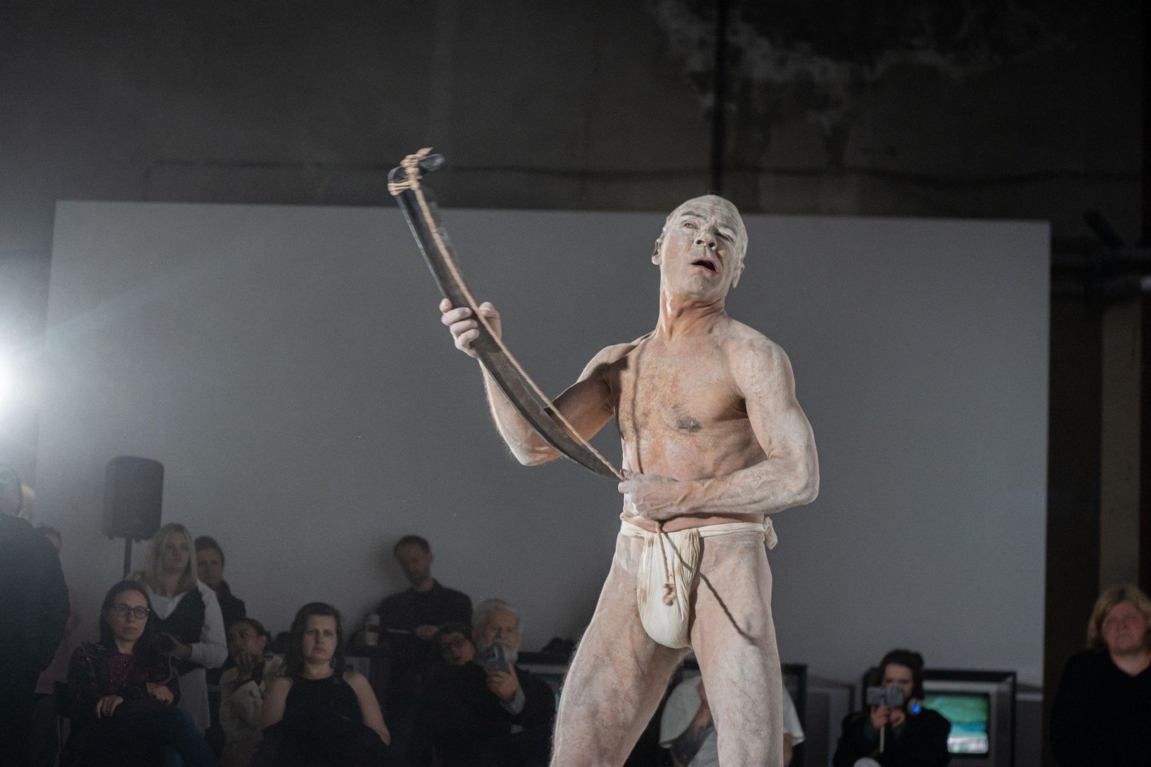 Performans &#34;Przez&#34; miał się odbyć na Rynku Kościuszki, jednak został przeniesiony do Galerii Arsenał elektrownia. Benas Šarka zaprezentował performans inspirowany dramatem „Król Lear” Williama Szekspira. 