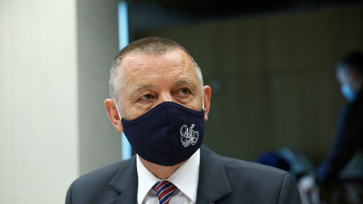 Na zdjęciu prezes NIK Marian Banaś w maseczce