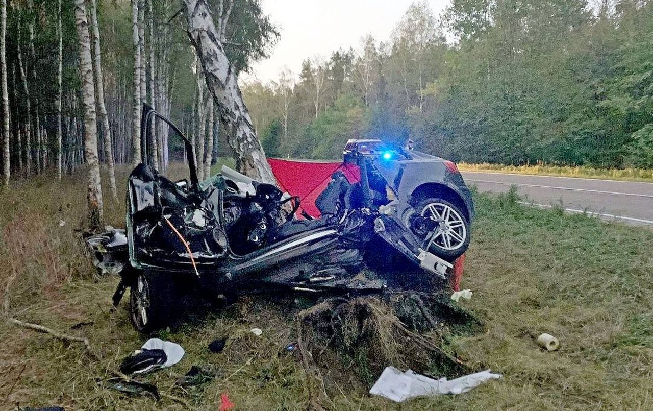 Tragiczny wypadek. Audi owinęło się wokół drzewa