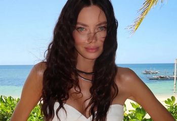 Paradowała po plaży. Wskoczyła w obłędną mini z wycięciem