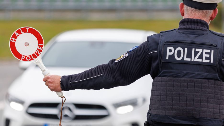 Federal police controls German-Czech border
18 October 2023, Bavaria, Furth im Wald: An officer of the Federal Police stops the driver of a car entering the country at the German-Czech border crossing Furth im Wald - Ceska Kubice. Photo: Daniel Karmann/dpa 
Dostawca: PAP/DPA
Daniel Karmann
Refugees, bay, Bavaria, Upper Palatinate, Bavarian Forest, Immigration, Entry control, Border control, Passport control, Control, Border, Border traffic, Entry, Czechy, granica, kontrola, migracja, nielegalna, Niemcy, policja, Republika Czeska