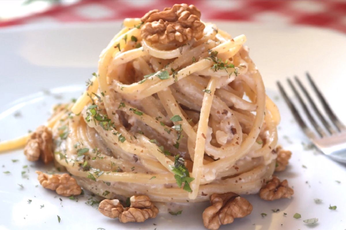 Spaghetti z orzechami włoskimi to świetny pomysł na szybki obiad. 