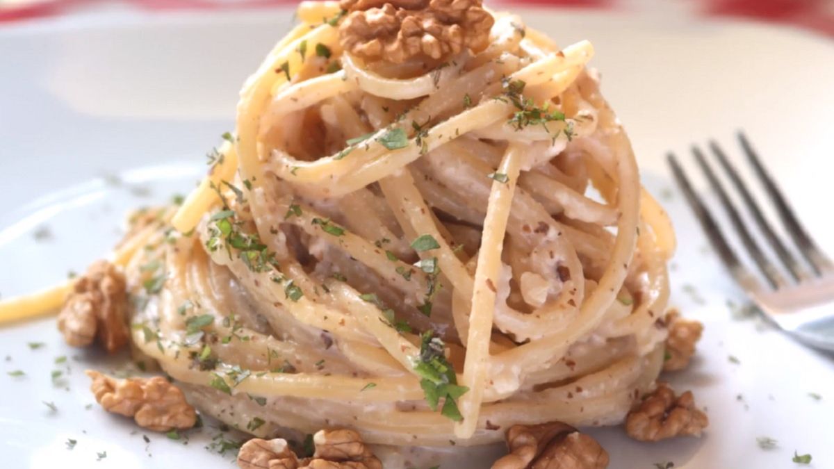 Spaghetti z orzechami włoskimi to świetny pomysł na szybki obiad. 