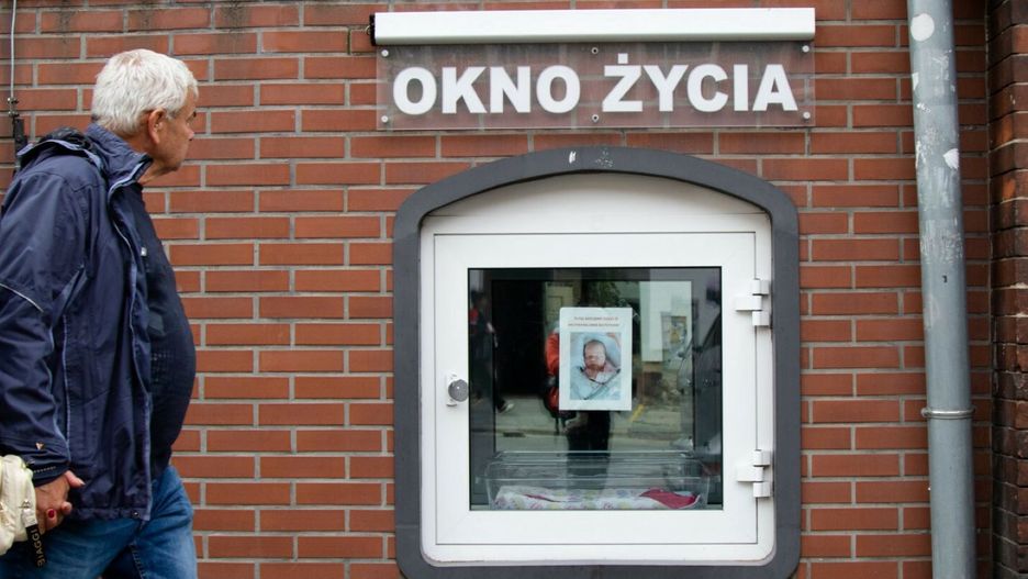 Kilkumiesięczny chłopiec we wrocławskim oknie życia