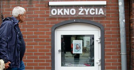 Kilkumiesięczny chłopiec w oknie życia. Zakonnica o matce mówi jedno
