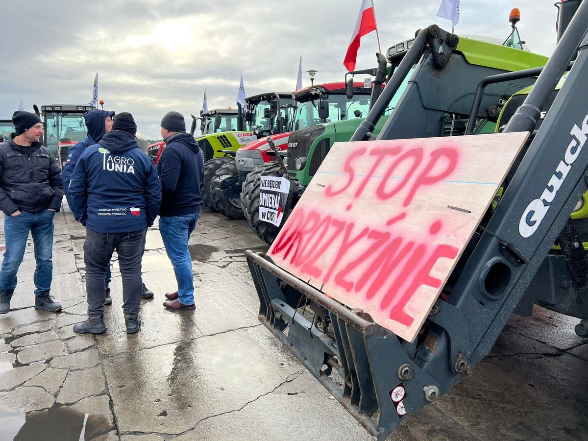 Rolnicy blokują drogi w całym kraju. Protest AgroUnii w prawie 50 miejscowościach 