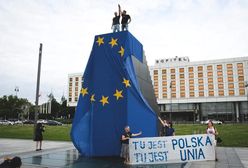 Warszawa. "Płótno barwy niebieskiej z symbolami gwiazd". Unijna flaga zaaresztowana