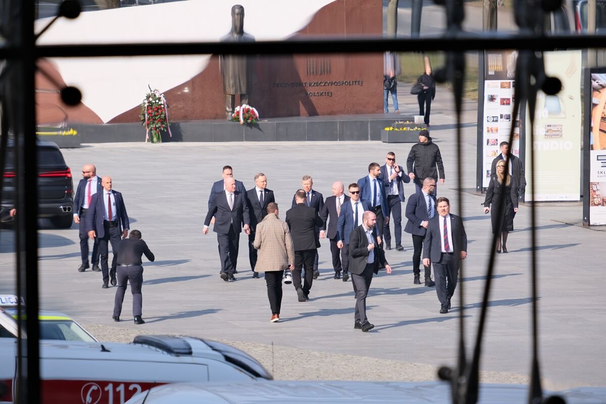 Prezydent Andrzej Duda złożył kwiaty pod pomnikiem prezydenta Lecha Kaczyńskiego w Lublinie