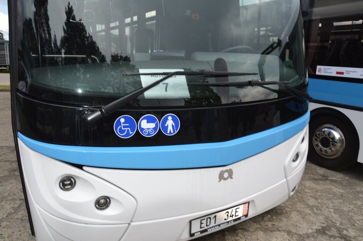 Autobusy są przystosowane do przewozu pasażerów na wózkach inwalidzkich i dzieci w wózkach