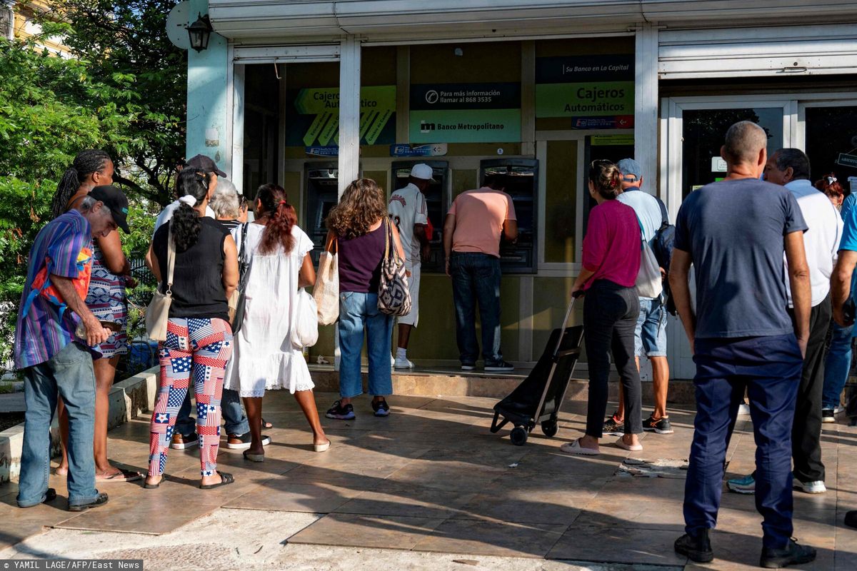 Kolejka do bankomatu w Hawanie po ogłoszeniu centralnego banku