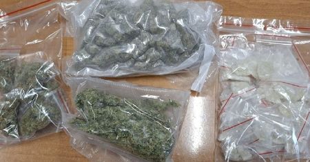 Pół kilograma narkotyków w jednym z mieszkań. 23-latek miał marihuanę i inne substancje psychoaktywne