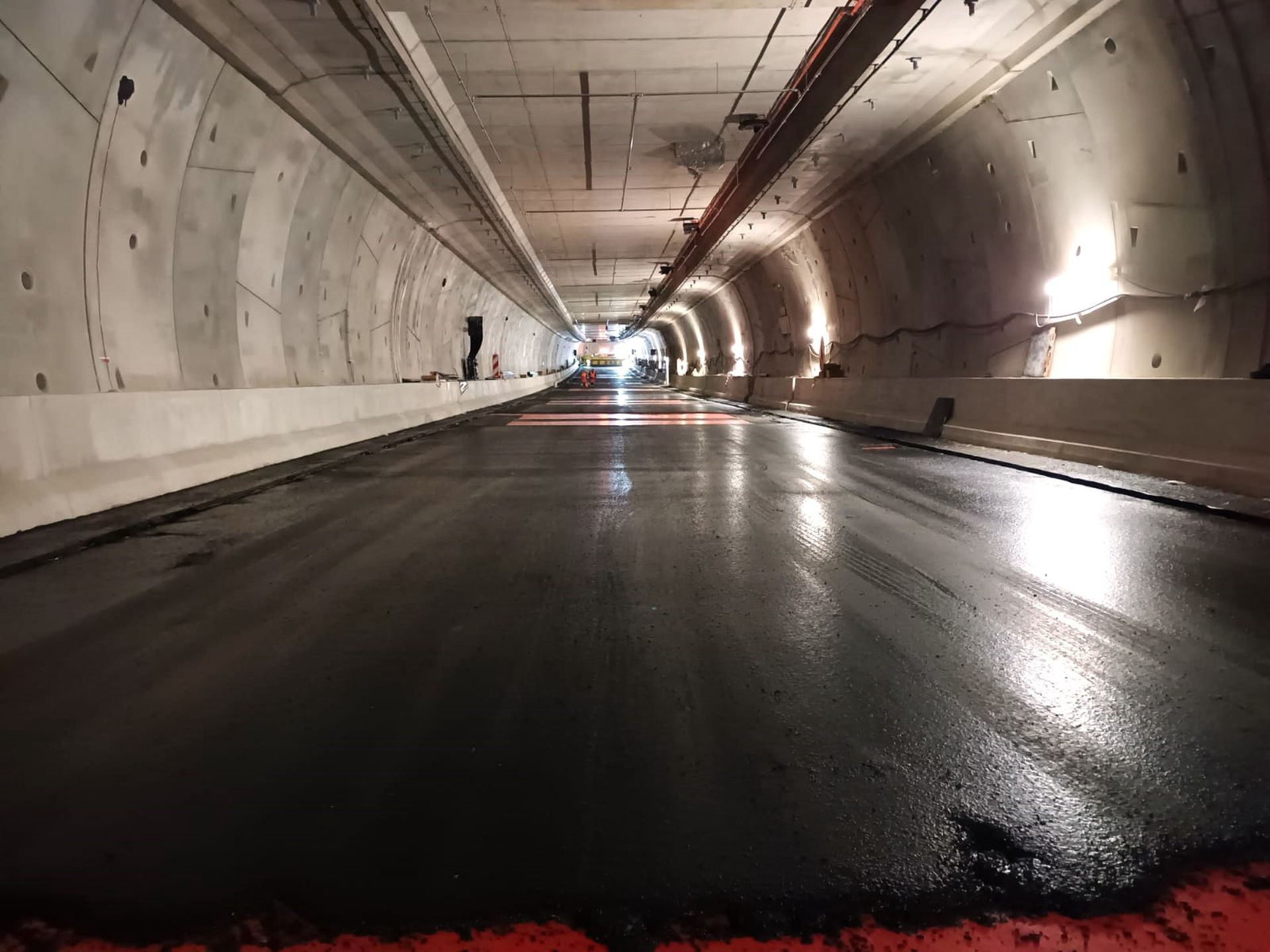 Tunel pod Świną po ułożeniu nawierzchni asfaltowej 