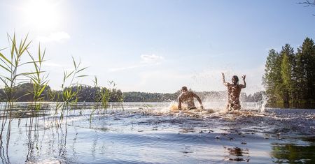 Czerwone flagi na kąpieliskach w woj. lubelskim. Sanepid zakazuje kąpieli przez sinice