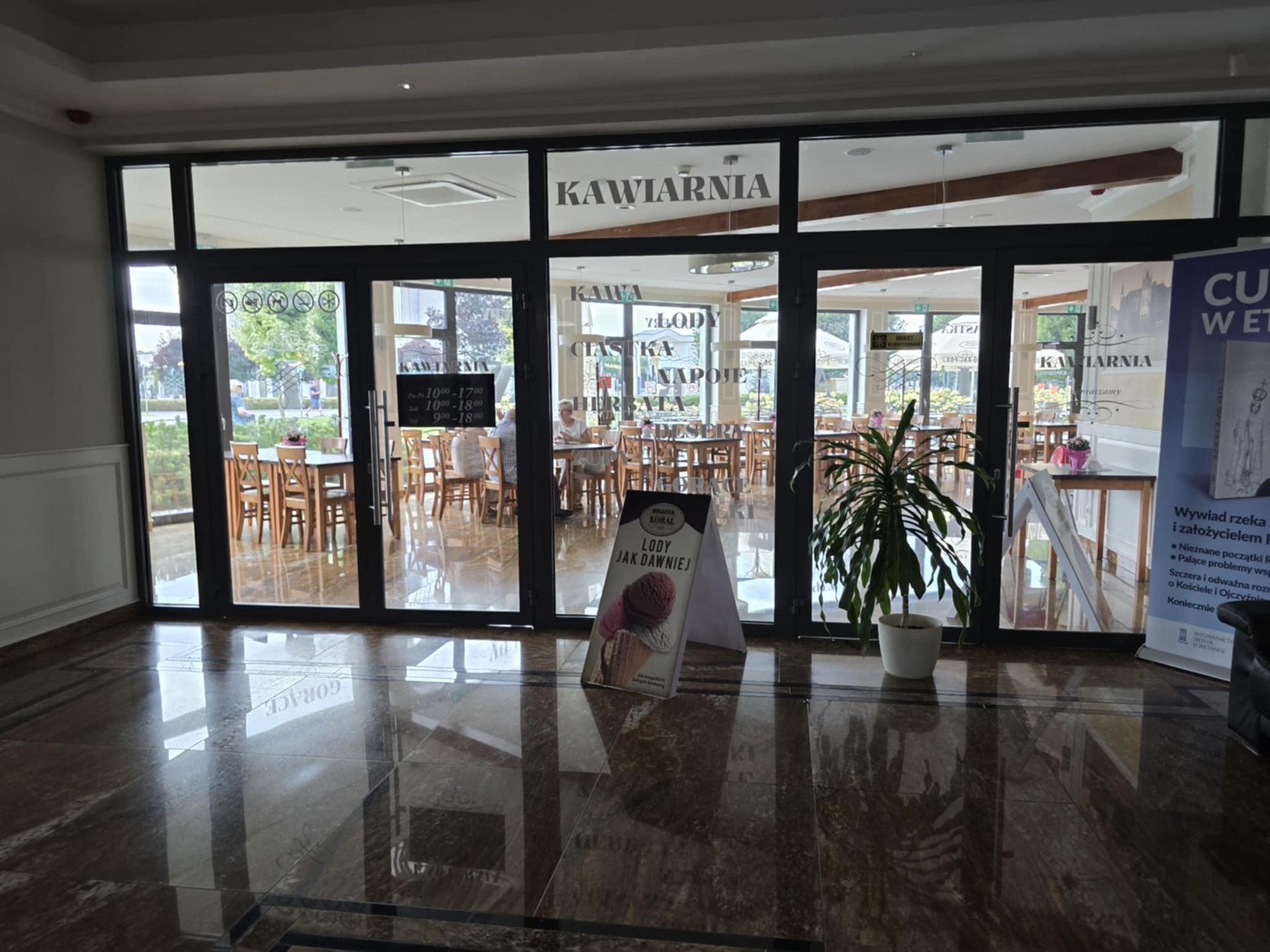 Tak wygląda wejście do kawiarni o. Tadeusza Rydzyka