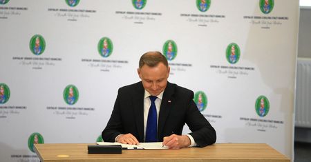 Podatku od zrzutek na razie nie będzie. Prezydent podpisał nowelizację ustawy o VAT