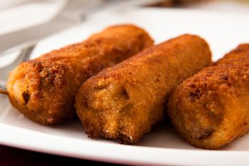 Dodaję do ciasta na naleśniki do świątecznych krokietów. Nigdy nie pękają i są wyjątkowo elastyczne